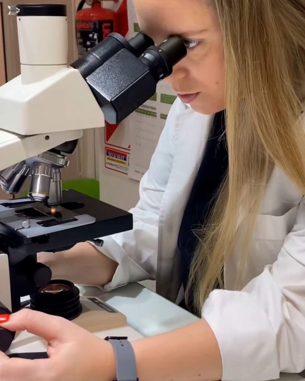 Profesional de Laboratorio Novus trabajando con microscopio